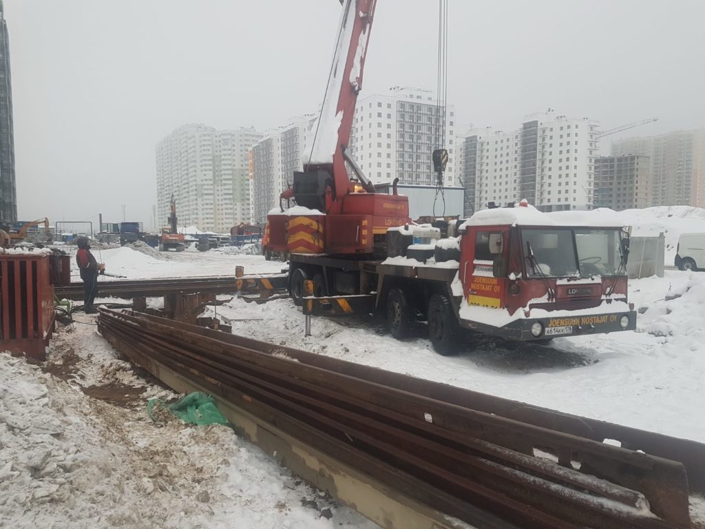 Погружение шпунта Ларсен Л5УМ в Шушарах